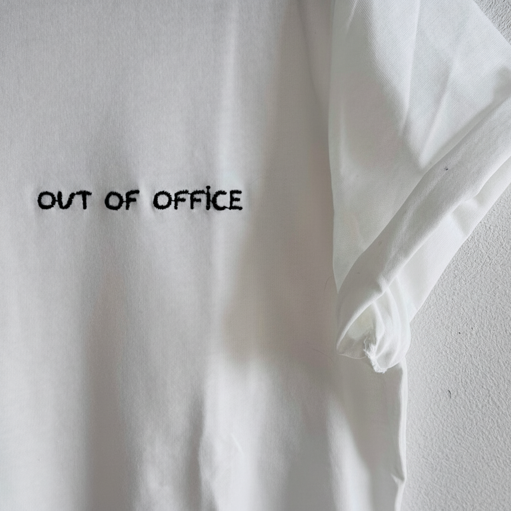 „Out of Office“ Shirt