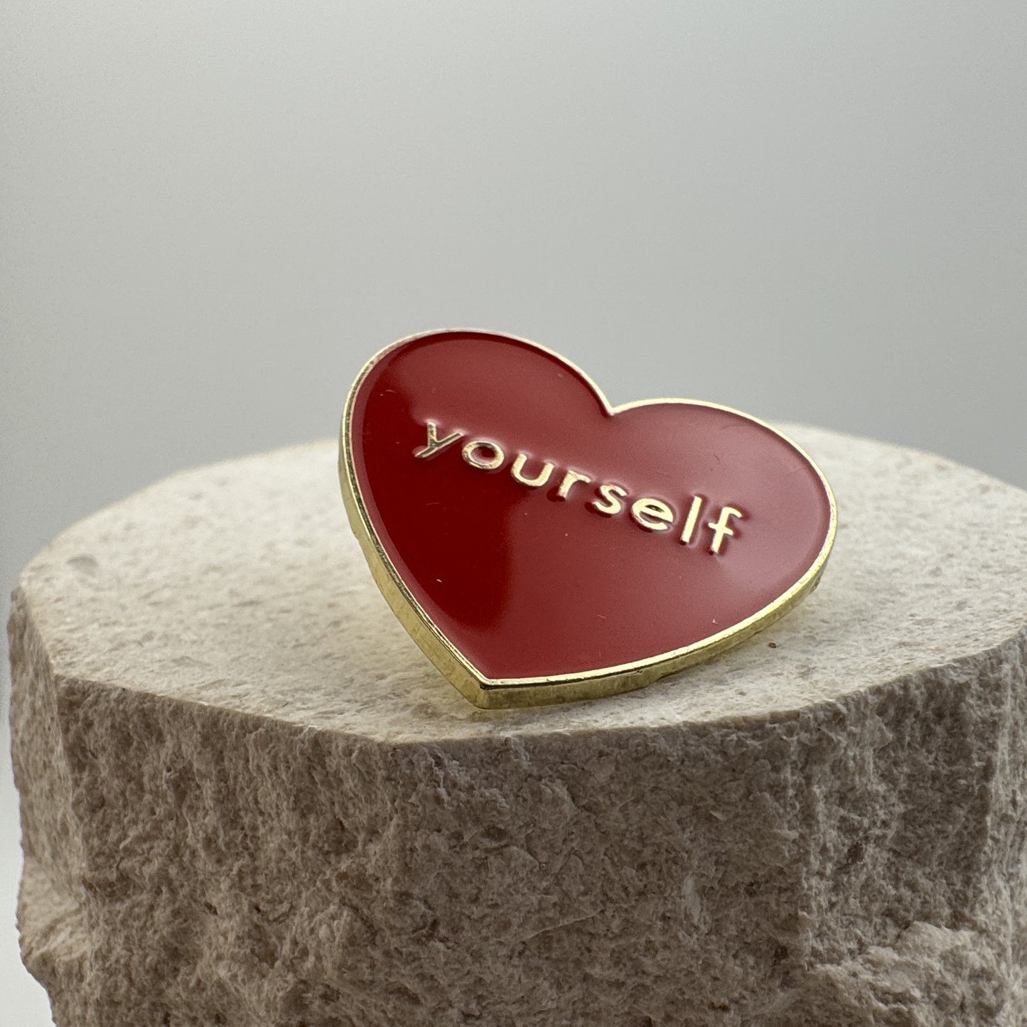 Herz-Ansteckpin „Yourself“ | Statement-Piece | Rot & Gold