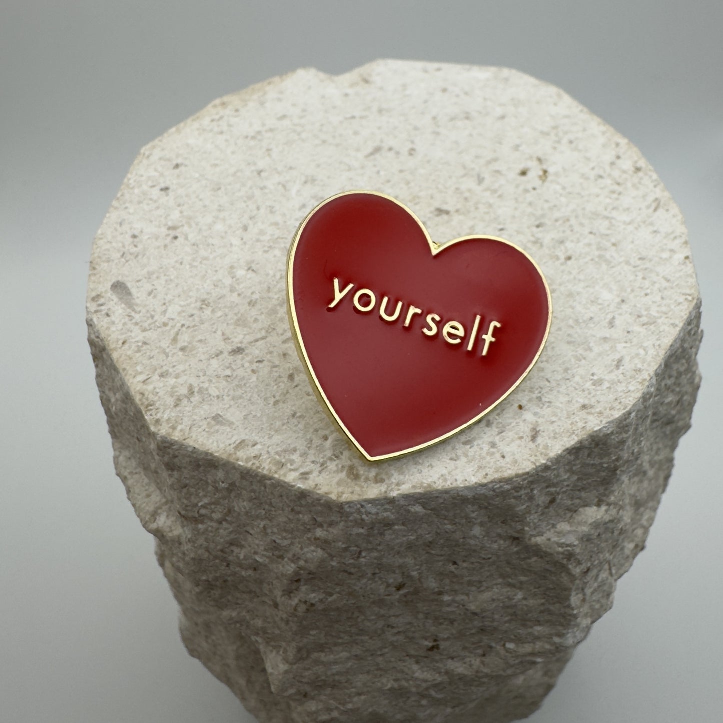 Herz-Ansteckpin „Yourself“ | Statement-Piece | Rot & Gold