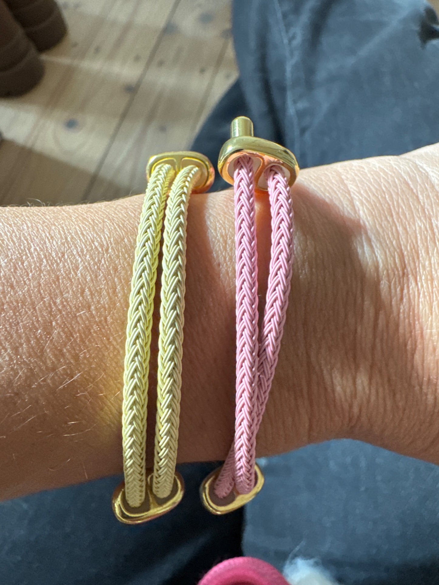 Geflochtenes Stahlarmband