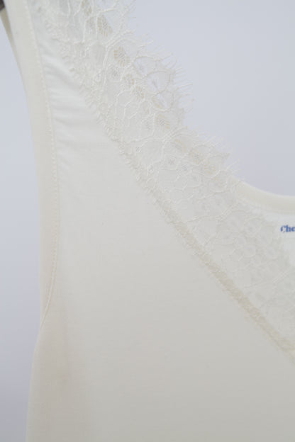 Spitzentop mit V-Ausschnitt