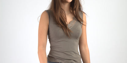 Spitzentop mit V-Ausschnitt