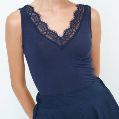 Spitzentop mit V-Ausschnitt