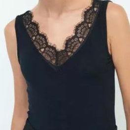 Spitzentop mit V-Ausschnitt